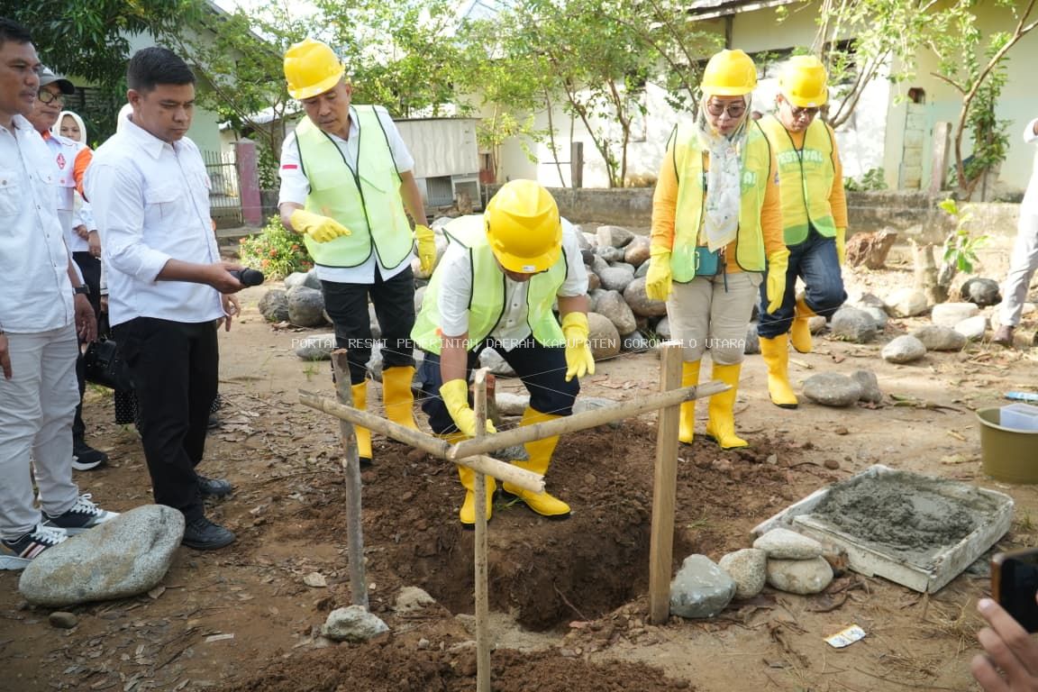 Wujudkan Program Sekolah SKS, Bupati dan Wabup Gorut Meletakan Batu Pertama dan Arahan Dalam Rangka Revitalisasi SMPN 1 Sumalata Timur