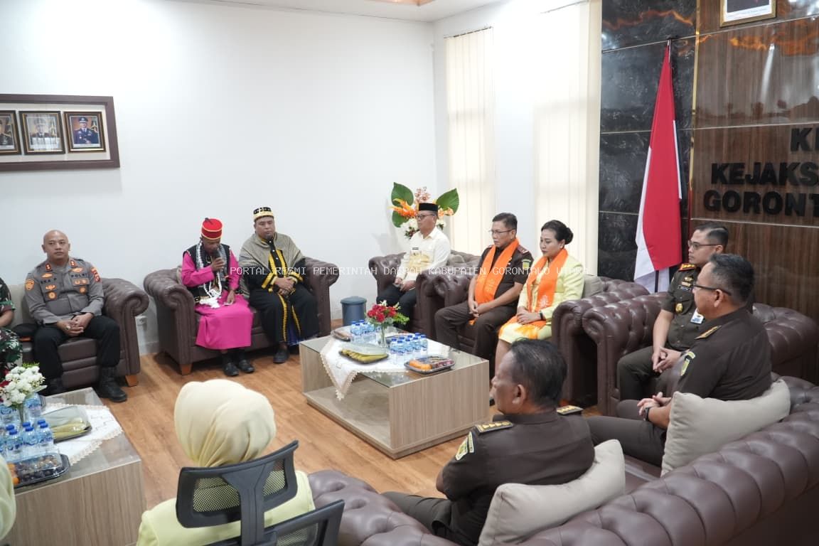 Bupati Thariq Modanggu Menghadiri Kunjungan Kerja Kajati Gorontalo Lewat Prosesi Adat Mopotilolo