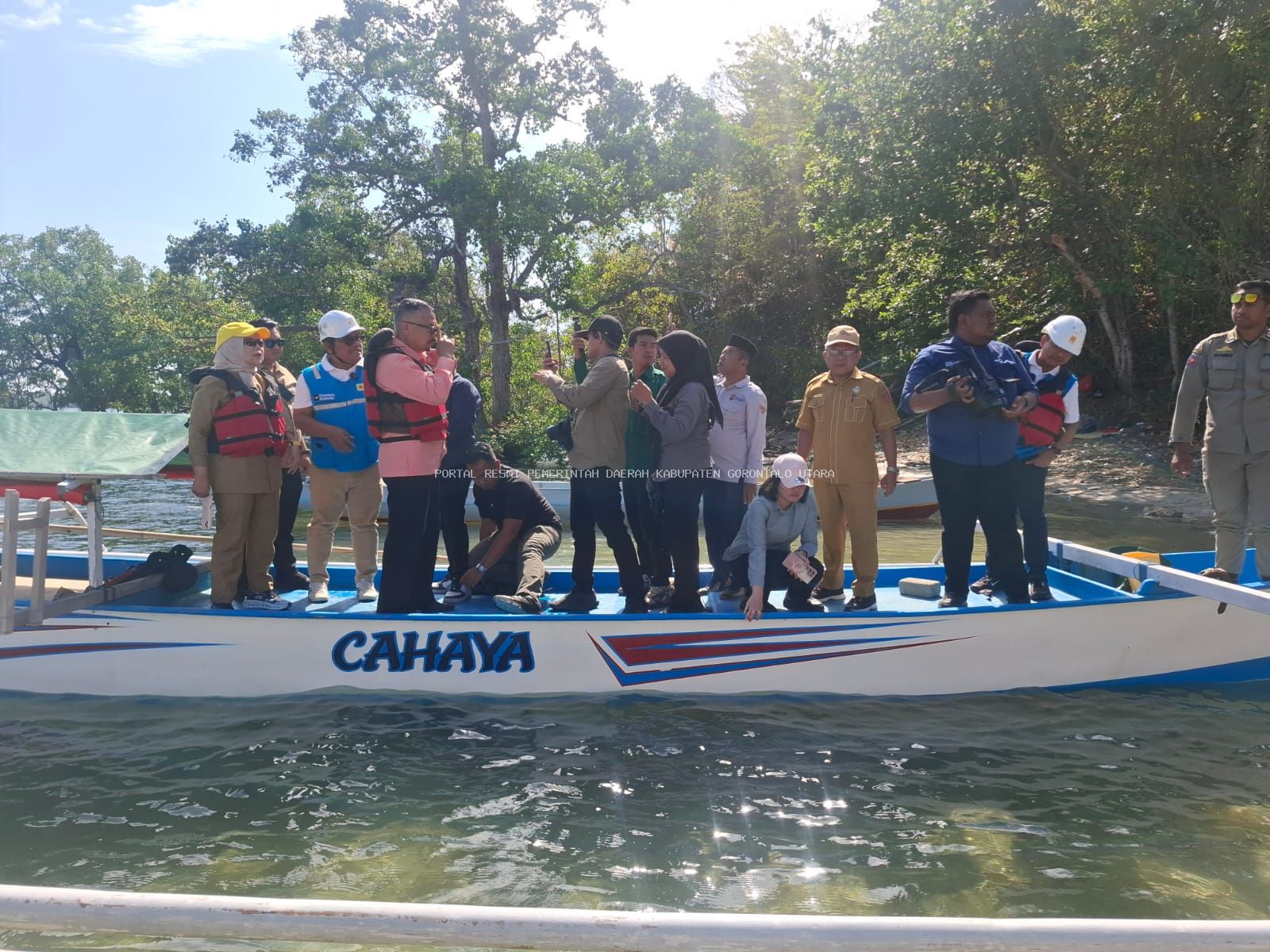 Asisten Perekonomian dan Pembangunan Dampingi Wakil Gubernur Gorontalo Tinjau Pemasangan Kabel Listrik Bawah Laut ke Pulau Dudepo