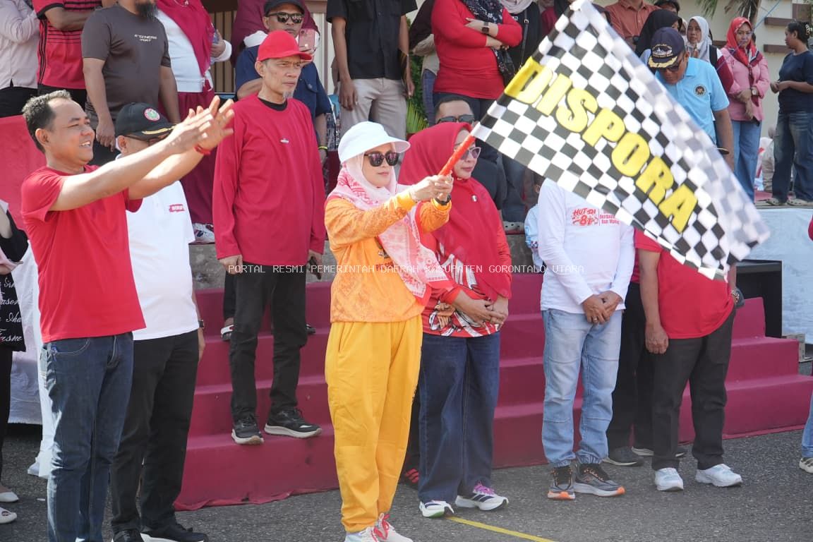KETUA TP PKK GORONTALO UTARA LEPAS PESERTA GERAK JALAN HUT KE-81 KEMERDEKAAN RI