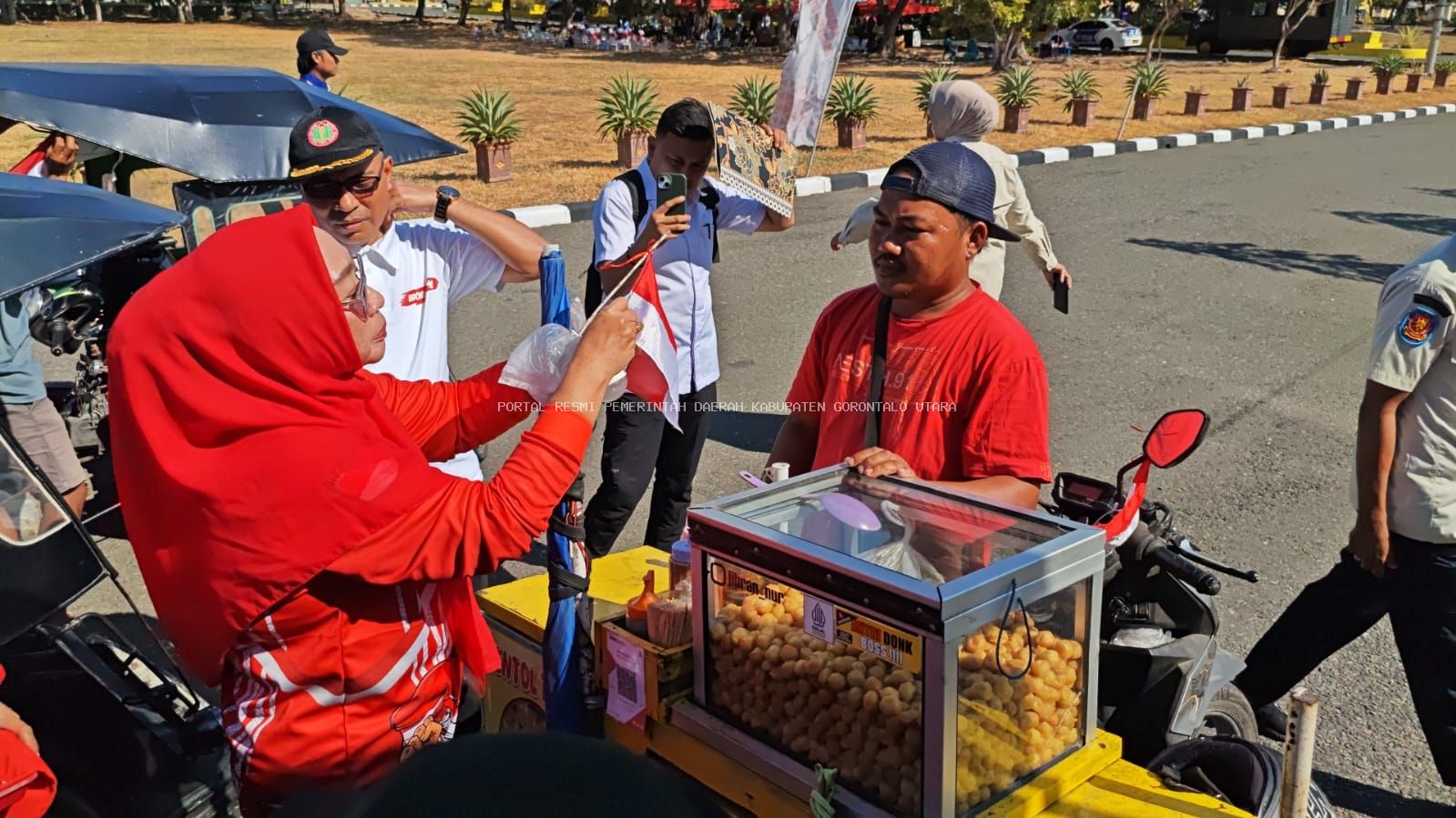 WABUP GORONTALO UTARA NURJANAH HASAN YUSUF, SEMARAKKAN GERAKAN PEMBAGIAN 10 JUTA BENDERA MERAH PUTIH