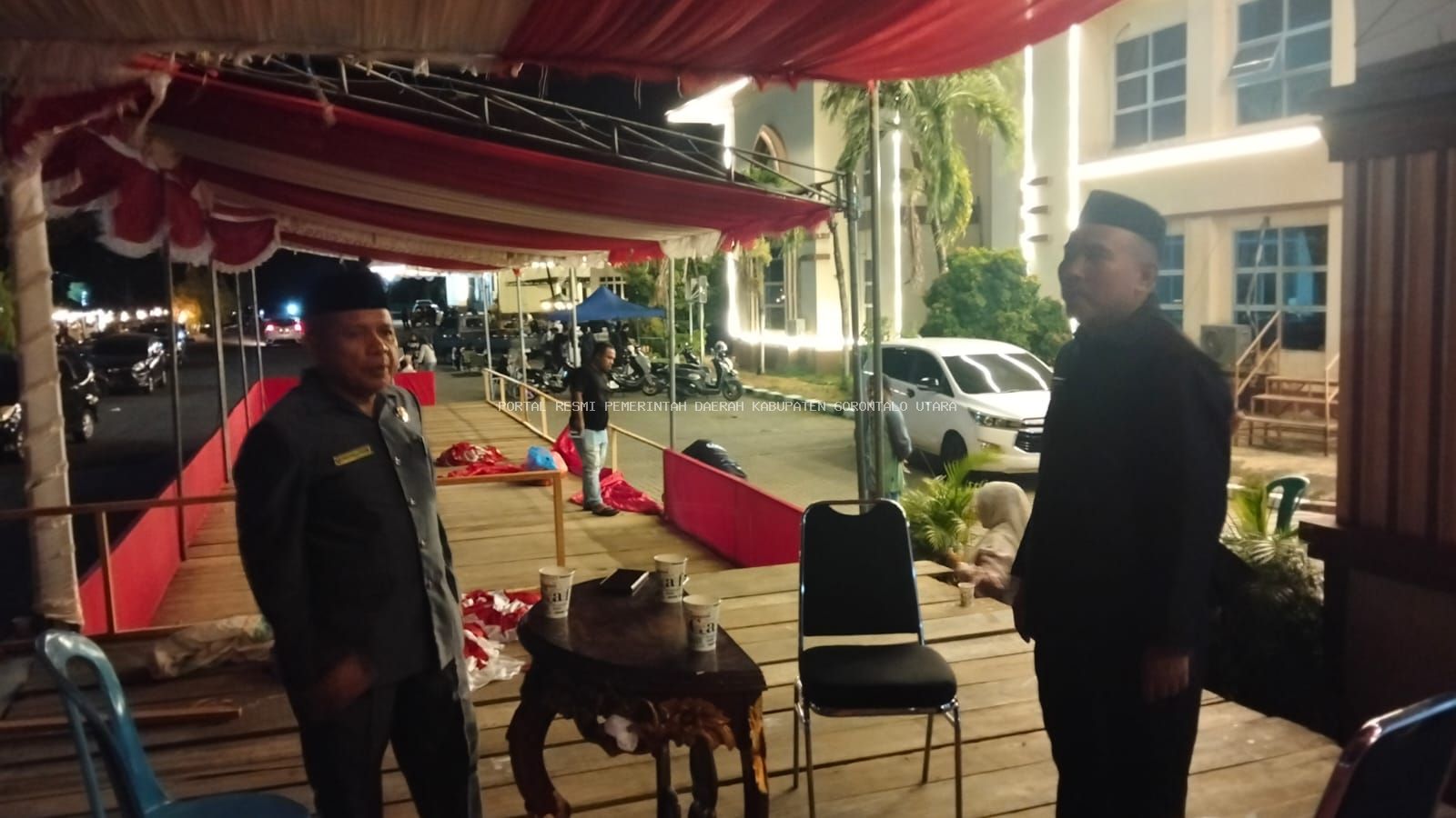 Asisten Pemerintahan dan Kesra Setda Gorontalo Utara Tinjau Kesiapan Panggung Pencanangan HUT Ke-81 Kemerdekaan RI