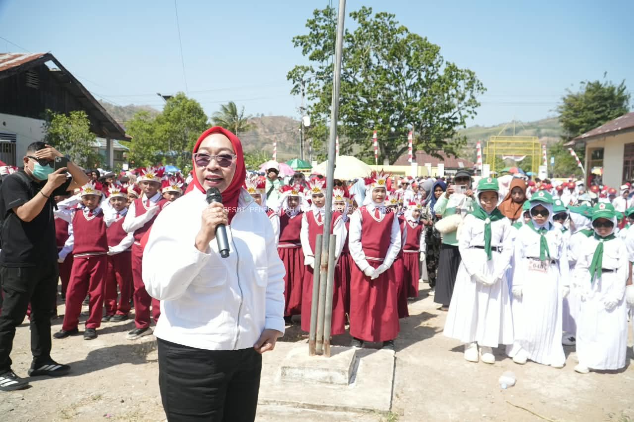WABUP NURJANAH HASAN YUSUF LEPAS PESERTA GERAK JALAN TINGKAT SD DAN SMP SE-KECAMATAN KWANDANG