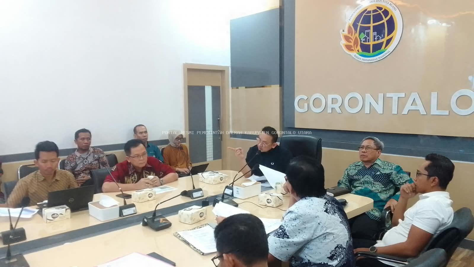 SEKDA GORUT HADIRI RAPAT USULAN PENATAAN KEMBALI TANAH BEKAS HGU DI TOLONGIO