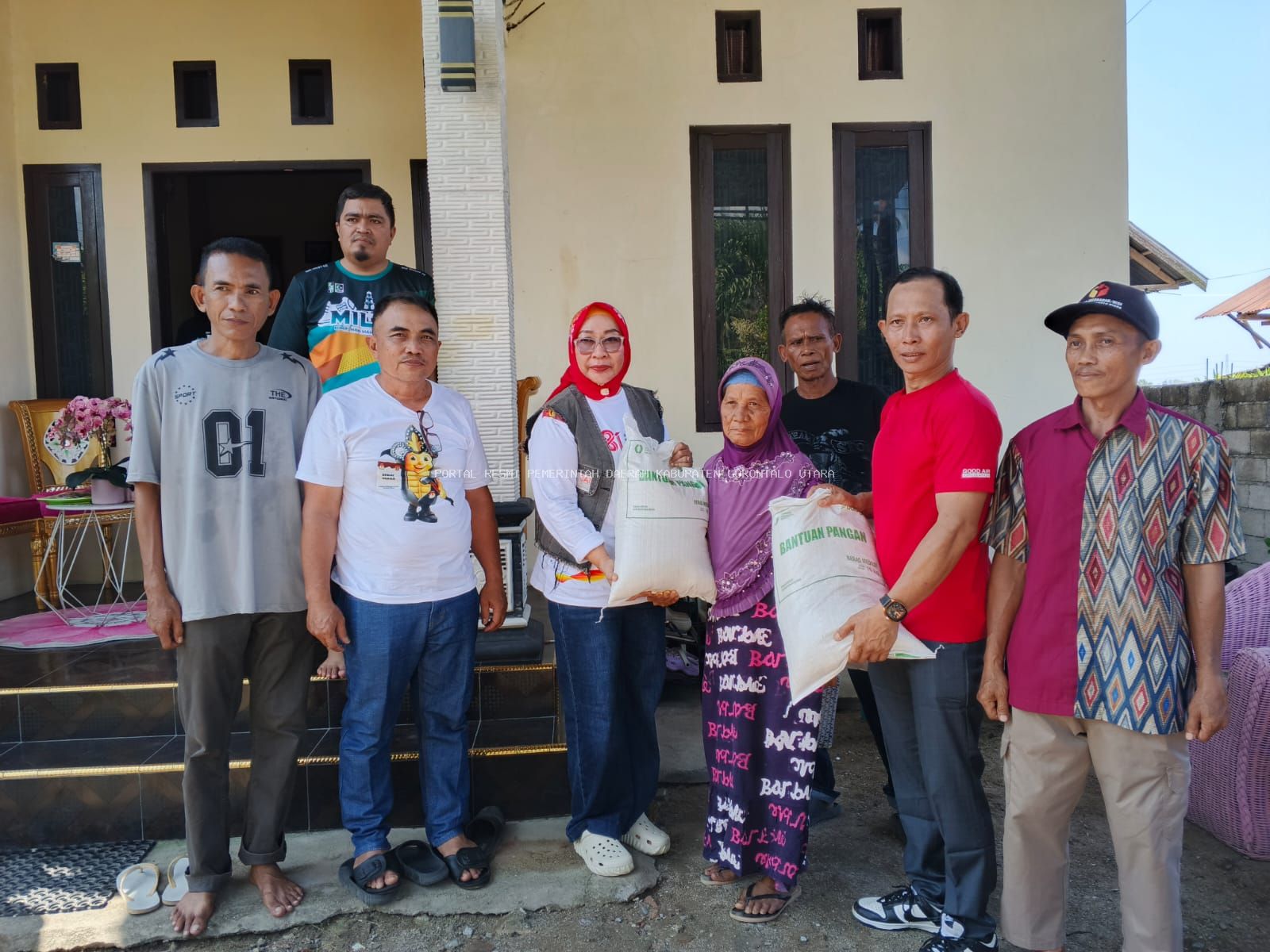 KUNJUNGAN KE TOLINGGULA, WABUP NURJANA HASAN YUSUF SERAHKAN BANTUAN BERAS PEMERINTAH KEPADA MASYARAKAT DESA MOLANGGA