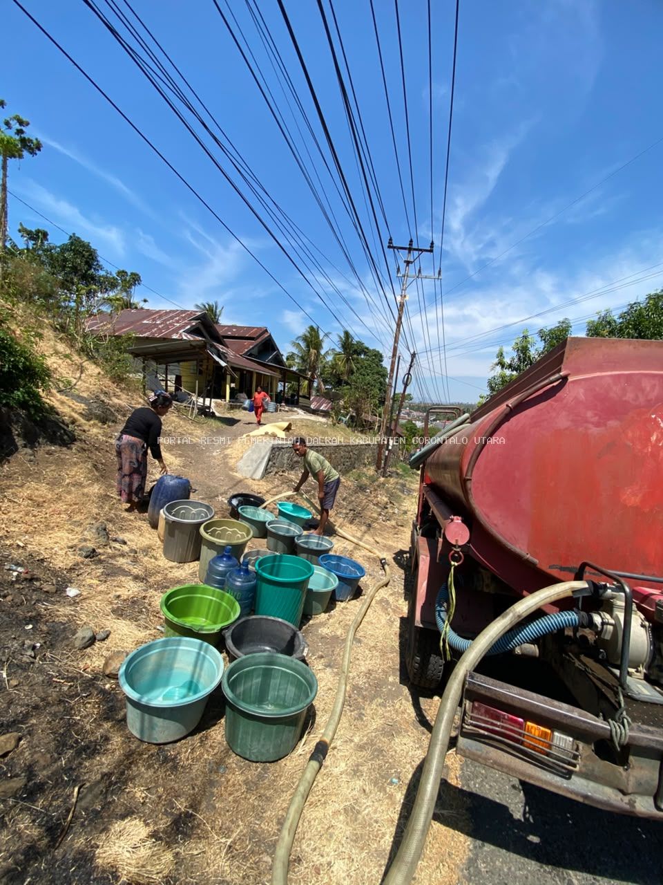 PUDAM Tirta Gerbang Emas Salurkan 5.000 Liter Air Bersih, Layani 18 KK Terdampak Kekeringan