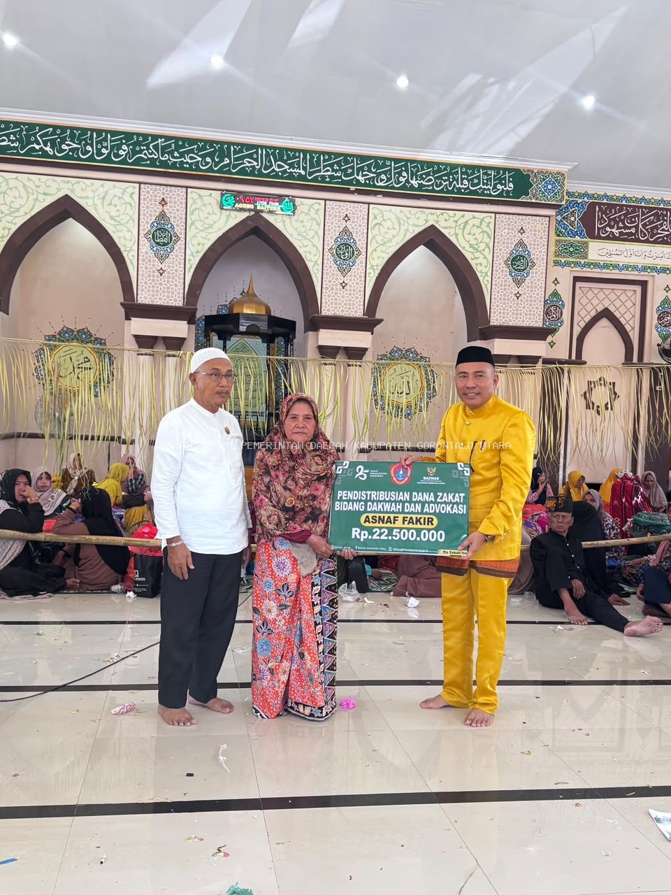 Asisten Pemerintahan dan Kesra Irwan A. Usman Serahkan Dana Zakat Baznas untuk Dakwah dan Advokasi