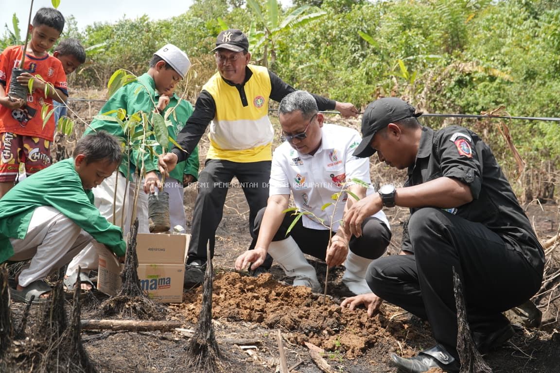 Bupati Thariq Modanggu Tanam Durian Unggulan Bersama Guru dan Siswa, Perkuat Gerakan Agro Mopomulo Menuju Gorut 2030 Produsen Buah