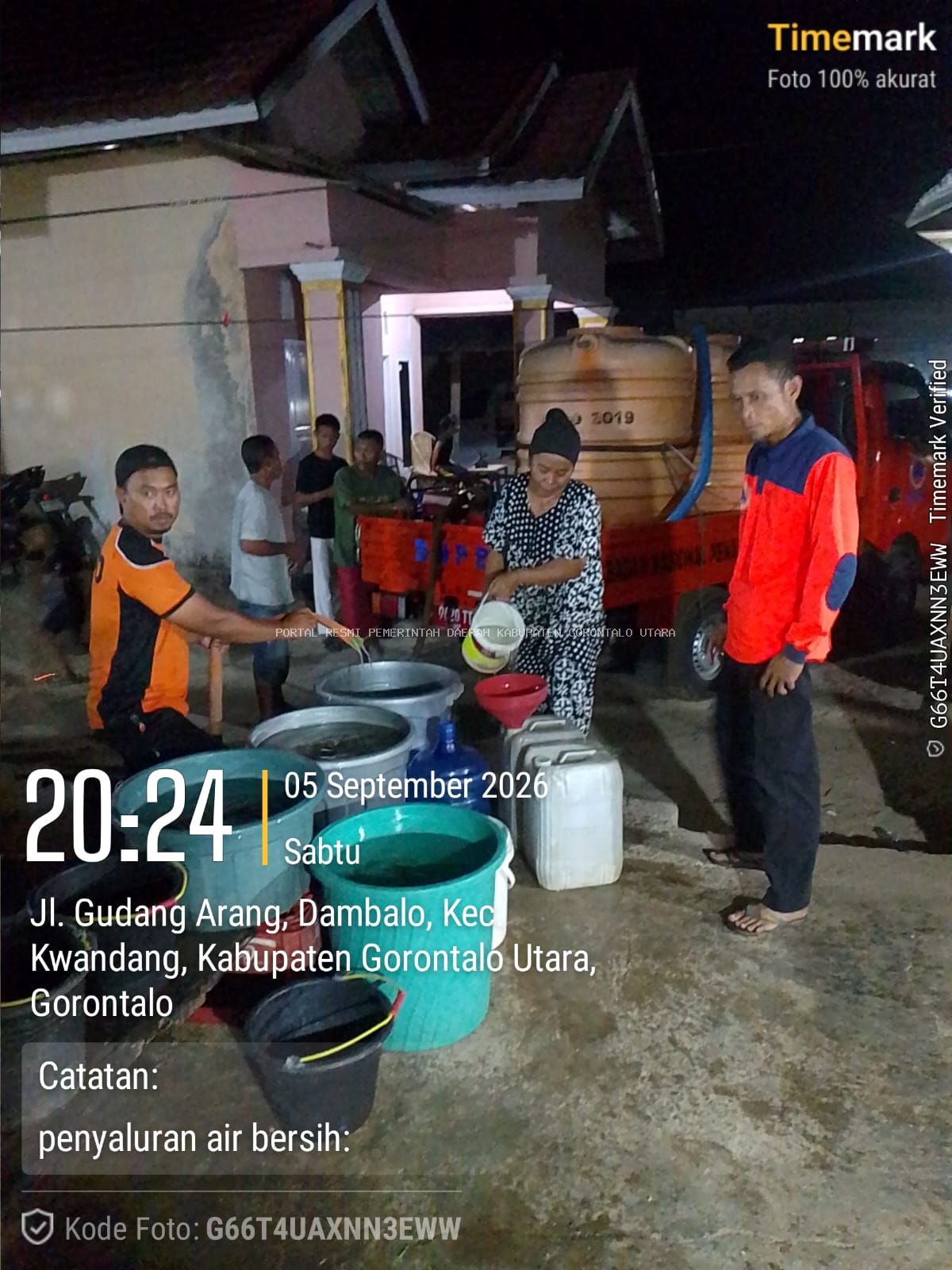 BPBD Gorontalo Utara Salurkan 6.600 Liter Air Bersih hingga Malam Hari, 88 KK di Jembatan Merah Terbantu